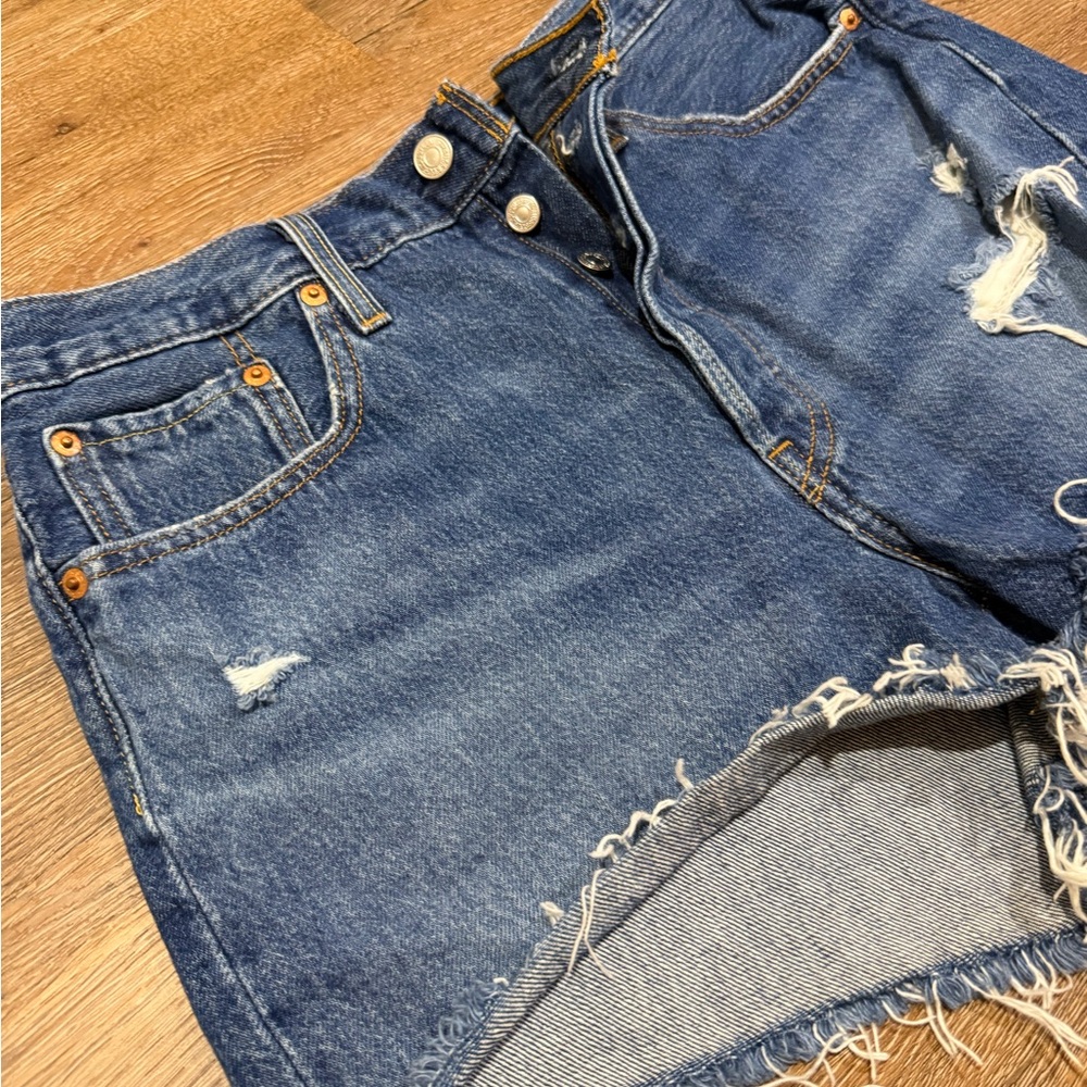 Levi's Classic Women’s 501 Blue Frayed Jean Shorts - Picture 3 of 6
